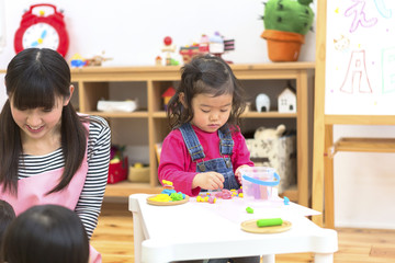 粘土で遊ぶ女の子