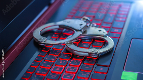 Cuadros en Lienzo Handcuffs on the laptop,cyber crime concept