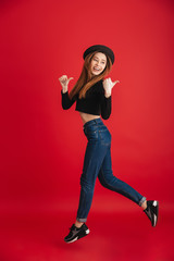 Poster - Full length portrait of a happy stylish girl wearing hat