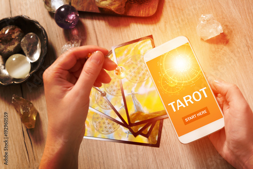 Fotografía Tarot cards and mobile phone