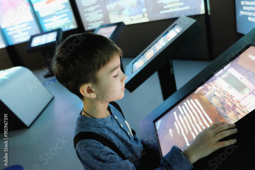 Foto child examines the touchscreen in the interactive Museum