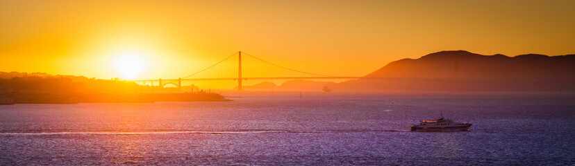Fototapete - Golden Gate Bridge at sunset, California, USA