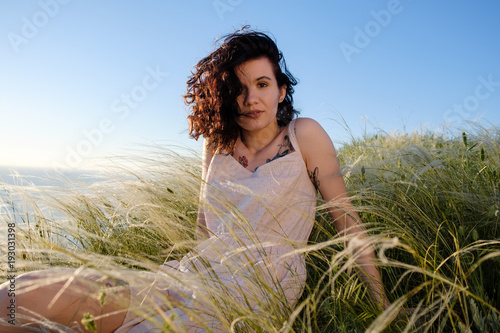 Fotografía Outdoor fashion portrait of young beautiful brunette woman with tattoo