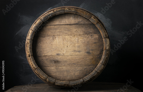 Cuadros en Lienzo background of barrel and worn old table of wood