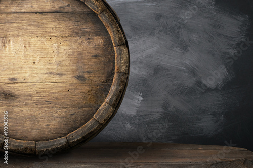 Fotografía background of barrel and worn old table of wood