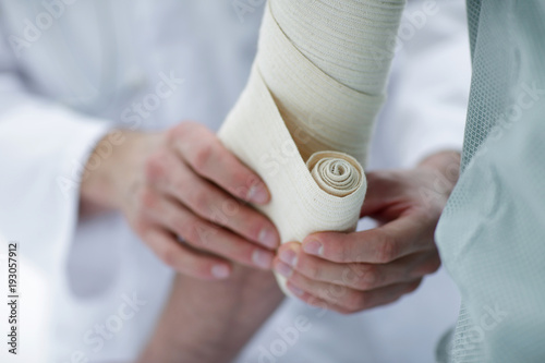 Fotomural closeup.doctor applying elastic bandage