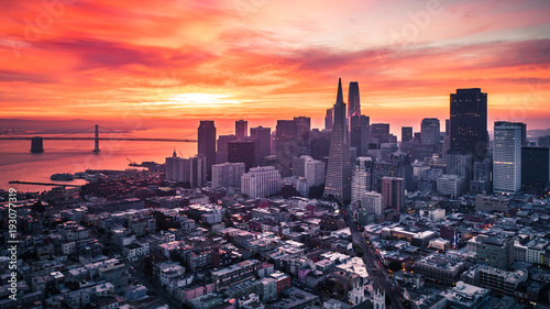 san-francisco-skyline-o-wschodzie-slonca