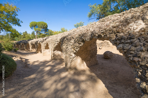 Zdjęcie XXL ruiny starożytnego cyrku rzymskiego, punkt orientacyjny i pomnik z pierwszego wieku, w mieście Toledo, Kastylia-La Mancha, Hiszpania, Europa