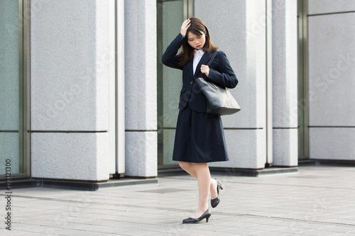 新社会人 スーツ姿の若い女性stock Photo Adobe Stock