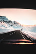 Roadtripmoment auf einer Bergstraße in den schweizer Alpen zum Sonnenuntergang im Winter