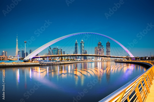  Naklejka most nocą   dubaj-zjednoczone-emiraty-arabskie-luty-2018-kolorowy-zachod-slonca-nad-wiezowcami-dubai-downtown-i-nowo-wybudowanym