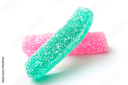 Zdjęcie XXL kwaśne cukierki w postaci frytek na białym tle