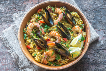 Canvas Print - Bowl of seafood paella