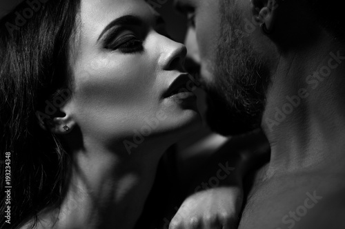 Black and white image of loving couple. Going to kiss. Tableau sur Toile