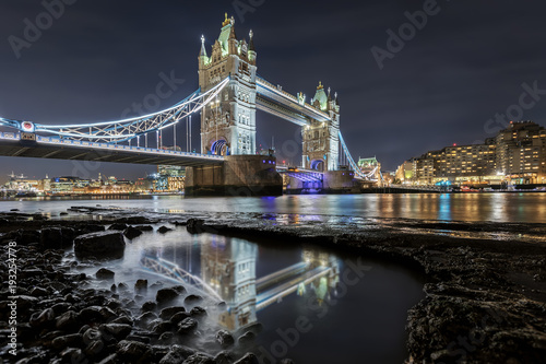 tower-bridge-w-londynie-wieczorem-z