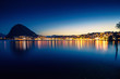 Lugano spiegelt sich im Luganer See mit Monte San Salvatore