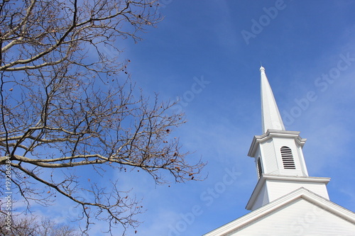 Fotografía Old white church steeple
