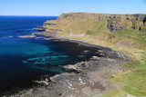 Fototapeta  - formacja skalna grobla olbrzymana na wybrzeżu irlandii w słoneczny dzień