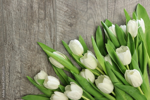 Dekoracja na wymiar  biale-tulipany-na-drewnianym-stole