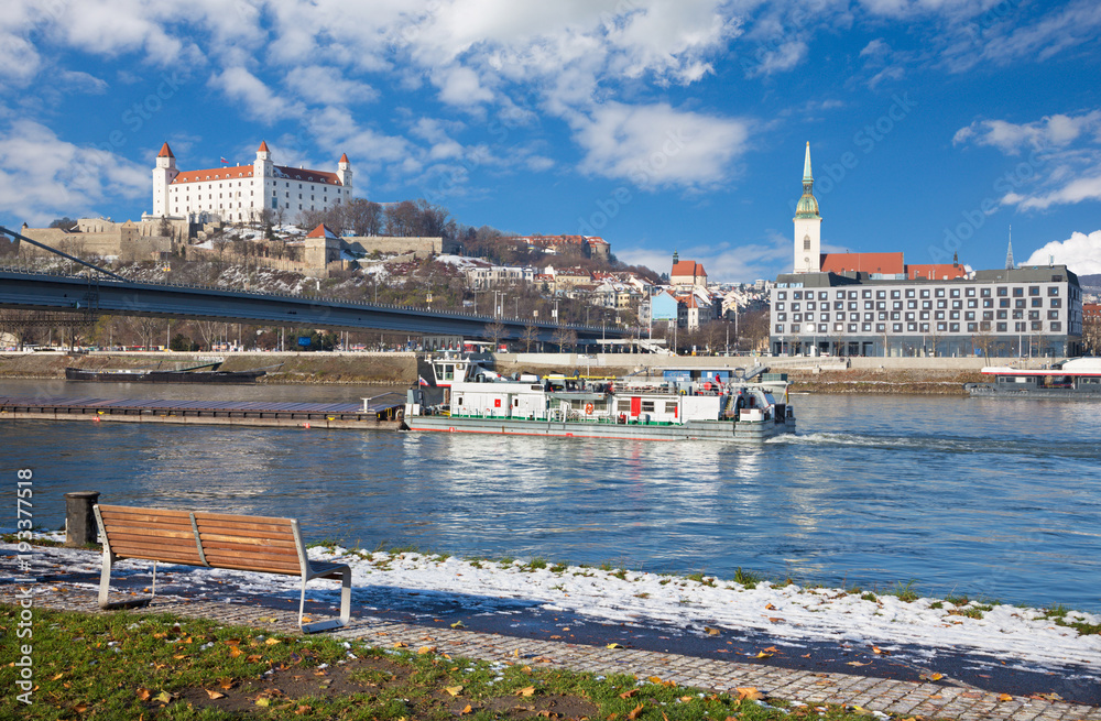 Obraz na płótnie Bratislava - Scenery of the City with the promenade of Danube after first snow. w salonie