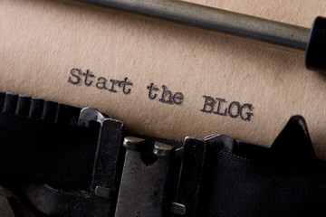 Leinwandbilder - Start the blog - text message on the typewriter close-up
