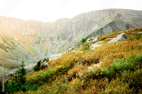 Zdjęcie XXL Widok na dolinę górską. Wzgórza pod kolorowym niebem.
