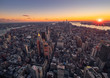 Vista aerea del horizonte, los edificios modernos de Manhattan y el río Hudson en  la ciudad  de Nueva York, Estados unidos, durante una hermosa puesta de sol, el dia de navidad