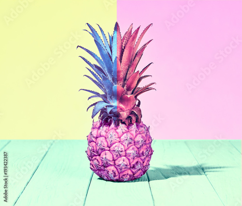 Obraz w ramie Owoce tropikalne - różowy ananas