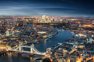 Fototapete - London am Abend: von der Tower Bridge bis zum Finanzzentrum Canary Wharf