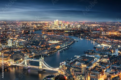  Fototapeta Londyn   londyn-wieczorem-od-tower-bridge-do-centrum-finansowego-canary-wharf