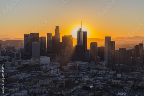 Plakat Świt widok z lotu ptaka powstający słońce za w centrum Los Angeles w Południowym Kalifornia.
