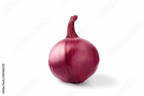 Fotomural red onion bulb isolated on white background cutout
