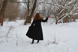 Fototapeta Las - kobieta w czarnym płaszczu