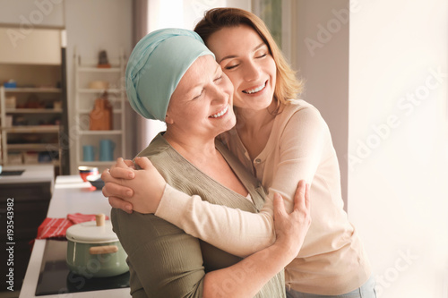 Fotomural Young woman visiting her mother with cancer indoors