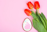 Fototapeta Tulipany - Easter gifts, sweet gingerbreads, flowers on pastel background