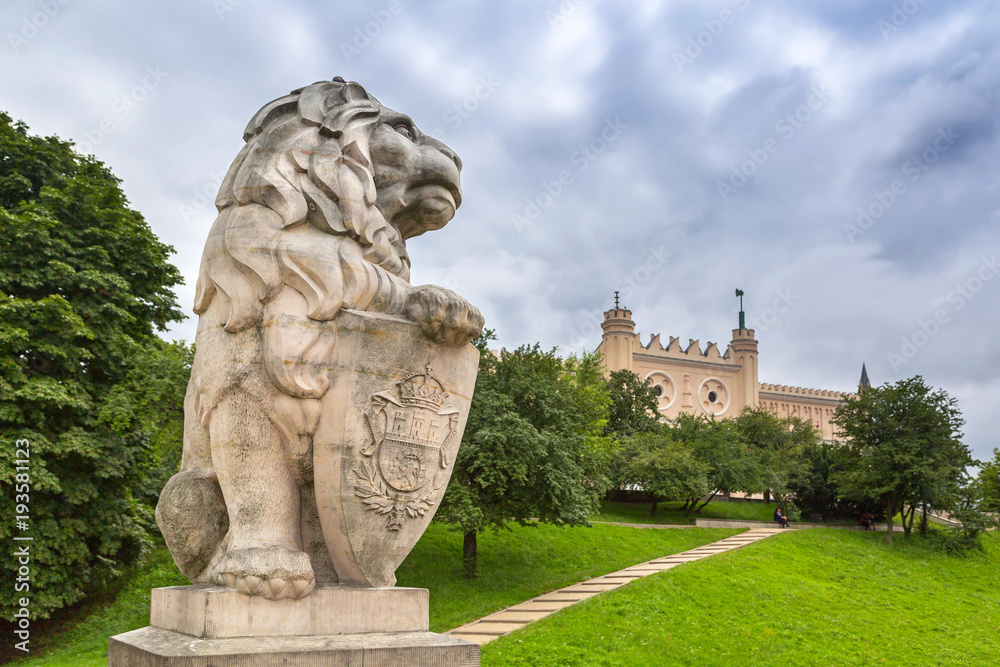 Royal castle in Lublin with guarding lion scrupture, Poland - obrazy, fototapety, plakaty 