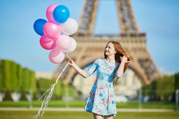 Wall Mural - Girl with bunch of balloons in front of the Eiffel tower in Paris