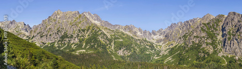 Plakat Górski krajobraz Tatr Wysokich na Słowacji. Turystyka górska. Szczyty i doliny porośnięte drzewami i krzewami.