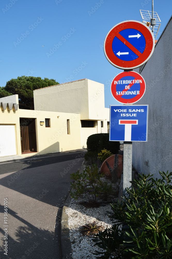 Panneau interdiction de stationner, voie sans issue. Stock Photo ...