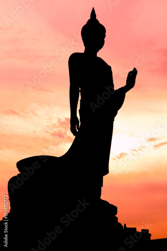 Cuadros en Lienzo silhouette walking buddha statue at wat phutthamolthol temple