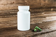 © nokturnal - Weiße Pillendose und Cannabis Kapseln mit Hol Hintergrund