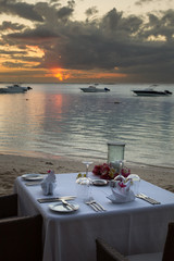 Sticker - Festlich gedeckter Tisch am Strand bei Sonnenuntergang in Le Morne, Mauritius, Afrika.