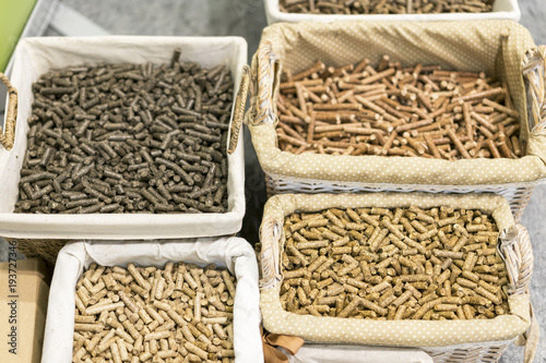 Fotografía Wicker baskets with different kinds of pelleted compound feed on agricultural exhibition