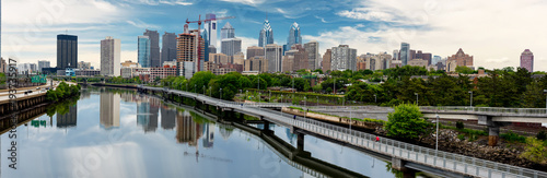 Fotomural Philadelphia Pennsylvania skyline along the river with walking path