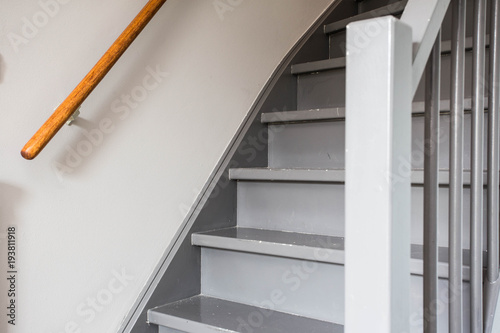 Plakat Puste czyste Szare drewniane schody w nowym domu