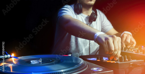 Cuadros en Lienzo DJ plays set in vinyl player