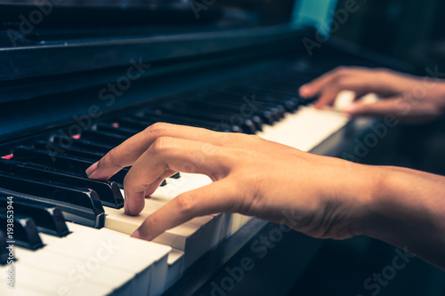 Fotografía A pianist is playing piano.