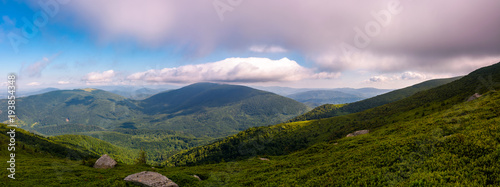 Plakat panorama pięknego górskiego krajobrazu. piękna sceneria z chmurami nad wzgórzami