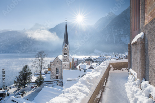 Fotomural Hallstatt lakeside town during winter sunrise, Salzkammergut, Austria