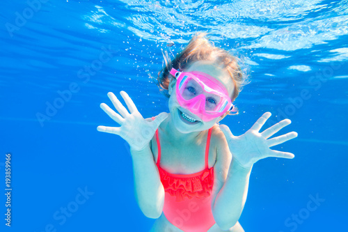 Fotografía girl in swimming pool
